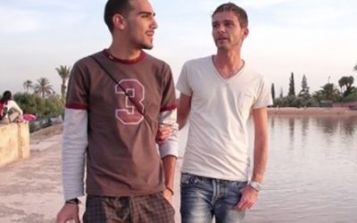 “Heterovrienden en echte mannen wandelen hand in hand in Marokko”