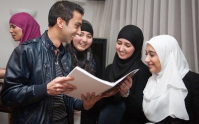 Het Moroccan Dutch Leadership Intitute zoekt vrijwilligers om groep 8 leerlingen met Marokkaanse achtergrond voor te bereiden op de CITO toets.   Het Moroccan Dutch Leadership Institute (MDLI) is een jonge organisatie die gelooft in de kracht van de Marokkaans-Nederlandse gemeenschap.   Door de actieve inzet van hoogopgeleide Marokkaanse Nederlanders werkt het MDLI aan structurele verbetering van de positie en het imago van de Marokkaans-Nederlandse gemeenschap als geheel. Het hart van het MDLI is de Leadership Academy. Een jaar lang doorlopen Marokkaans-Nederlandse topstudenten en young professionals een uitdagend Leadership Development programma. De deelnemers werken op professionele en exclusieve wijze aan hun persoonlijke ontwikkeling. Tegelijkertijd zetten ze hun talenten op strategische en effectieve wijze in voor een drietal zorgvuldig gekozen project ter versterking en verbetering van de positie van de Marokkaans-Nederlandse gemeenschap.   Op dit moment zoekt de organisatie vrijwilligers voor de action pool; het gaat met name om de projectgroep Opvoeding & Onderwijs: begeleiden van Marokkaans-Nederlandse groep 8 leerlingen in de voorbereiding op de Cito-toets. Deze onderwijsdagen vallen in de kerstvakantie tussen 22 december 2012 en 20 januari 2013.   Onder eerdere ervaringen vind je meer informatie over wat je kunt verwachten als jij je inschrijft als vrijwilliger voor een van deze projecten   Meer info…