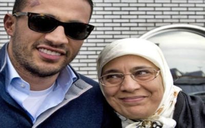 ‘Badr Hari haalt grap uit met foto moeder in Lamborghini’