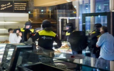 NEDERLAND 1 Bakker Schilderswijk doet aangifte geweld ME