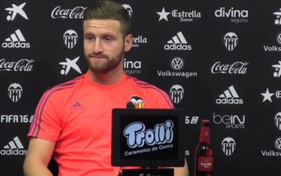 Islamitische voetballer weigert te poseren naast bierflesje