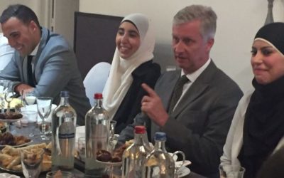 Koning Filip schuift mee aan tafel bij Riffijnse gezin