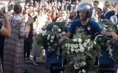 Pasgetrouwd koppel verlaat kerk in Tanger met motorbakfiets 