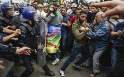 Legerleider Ahmed Gaed Salah heeft de demonstranten die met de Amazigh vlag zwaaiden tijdens de protesten woedend aangevallen