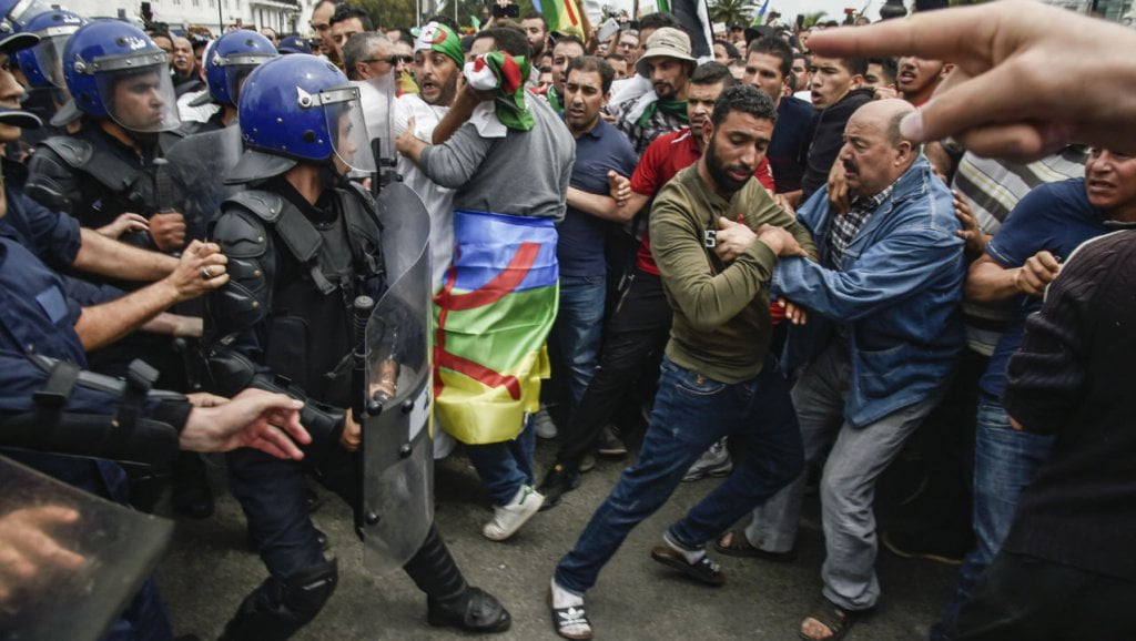 Legerleider Ahmed Gaed Salah heeft de demonstranten die met de Amazigh vlag zwaaiden tijdens de protesten woedend aangevallen
