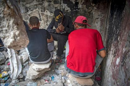 Marokkaanse verslaafden roken heroïne in een kraakpand achter het politiebureau in de Marokkaanse stad M’diq in de buurt van Tetouan. Photo: AFP / FADEL SENNA