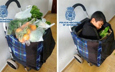 10-jarige Palestijnse in Boodschappen trolley dat vanuit Marokko naar Spanje probeert te komen
